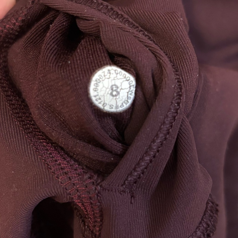 Lululemon scallop hem high rise crop Size 8 - Picture 3 of 5